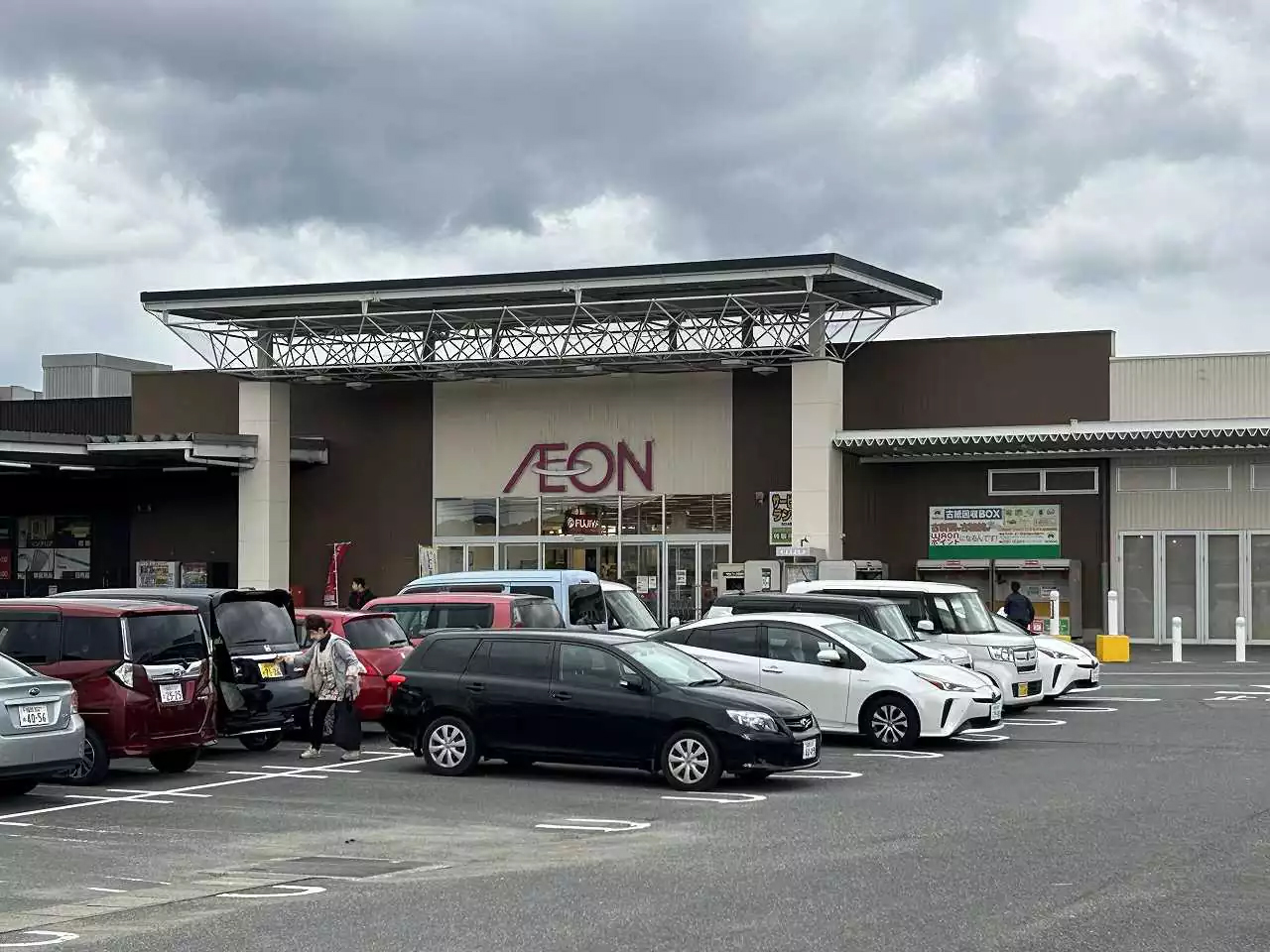 イオン志摩ショッピングセンターまで車で約4分(1050ｍ)。駐車場がとても広く、館内にはフードコートや本屋さん、パン屋さんもあり、地元の新鮮な食材や特産品が手に入ります。毎日のお買い物はもちろん、お友達家族とのお買い物にも便利です。