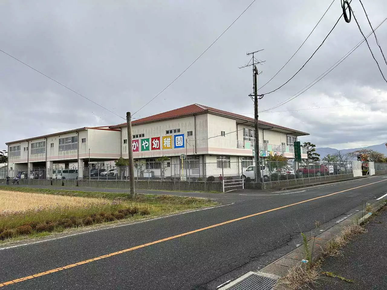 可也幼稚園まで自転車で約7分(1350ｍ)。幼稚園型認定こども園で、ゆったりとした保育室が13室、広いホール、園児がのびのびと遊べる広い運動場、雨や風の日にも入れるプールなどがそろいます。<br /><br />