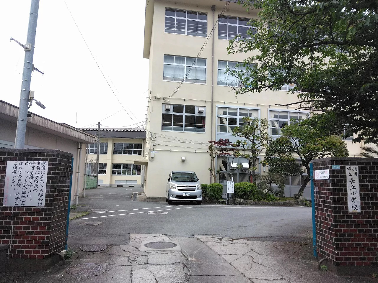 長丘小学校まで徒歩約12分(770m)。小学校の施設も整備されており、学習環境が整っている小学校です。