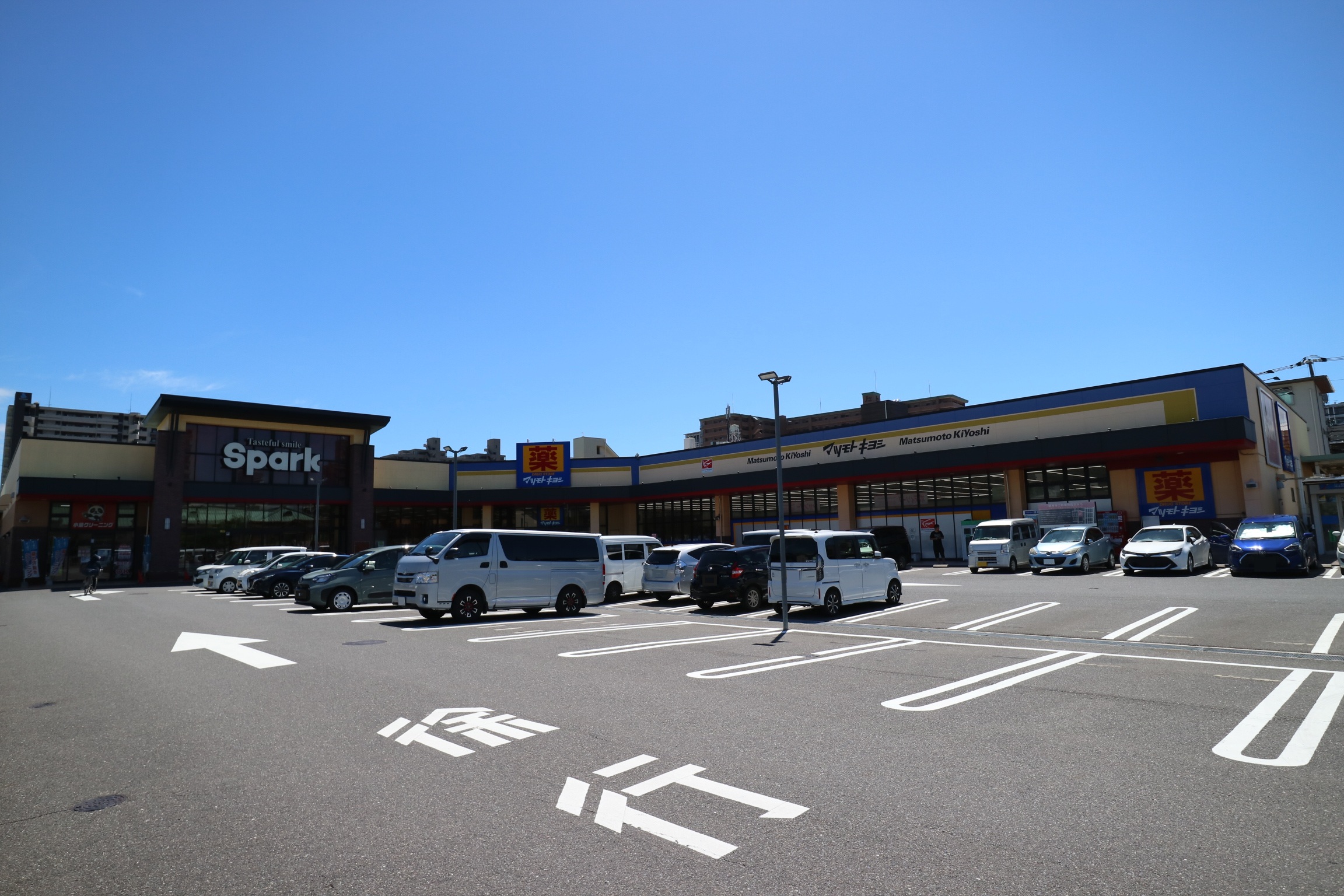 スーパー「スパーク」、ドラッグストア「マツモトキヨシ」御幸の杜店へ約300ｍ（徒歩4分）