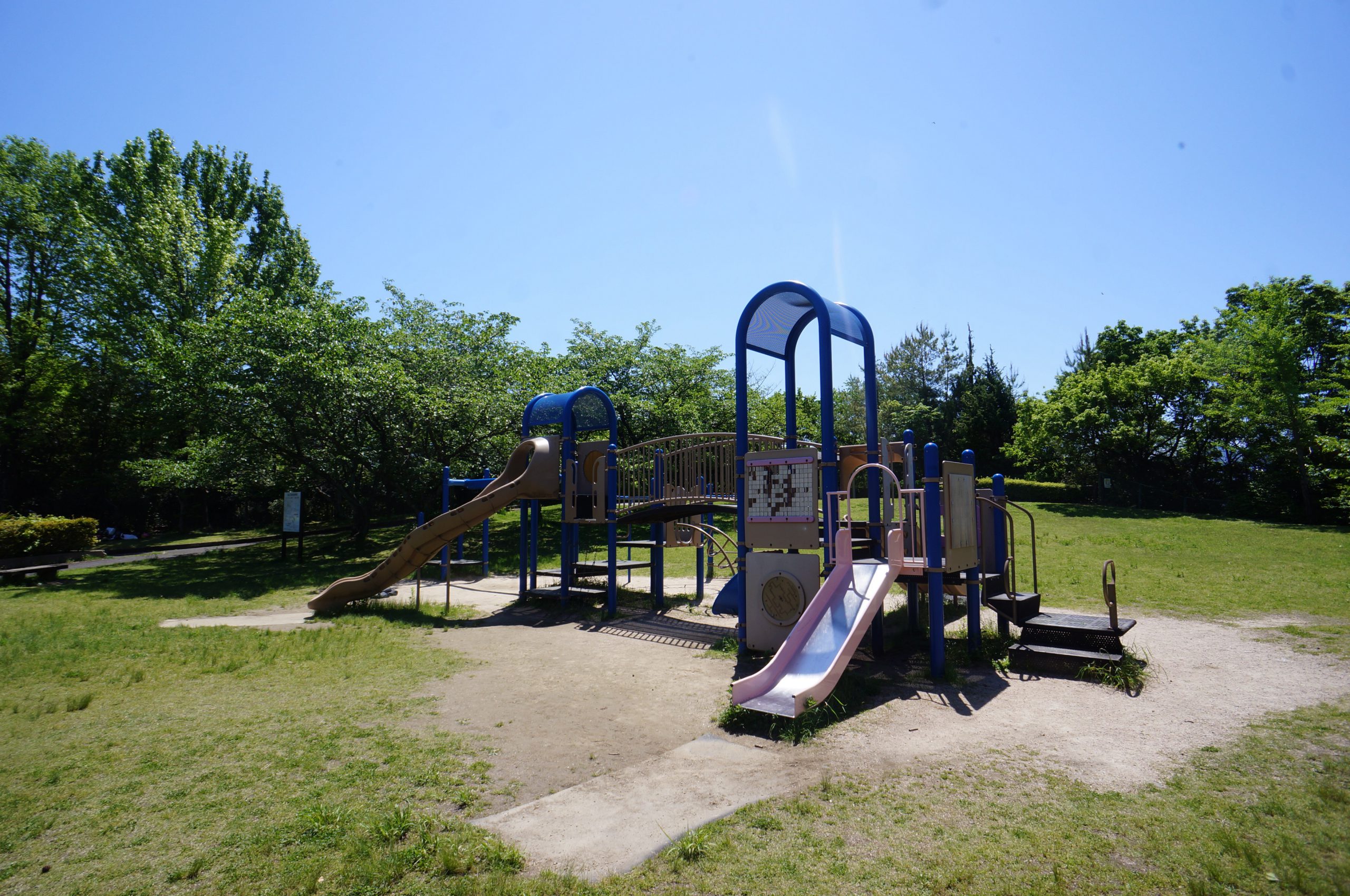 阿品公園へ徒歩3分（約220ｍ）。お子様との日々のお散歩や遊び場に最適な距離です。豊かな自然が身近に感じられる心地よい住環境が魅力です。