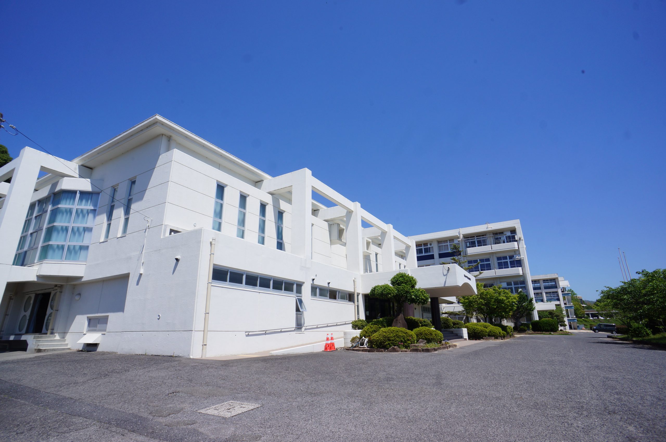 廿日市市立阿品台中学校へ徒歩8分（約600ｍ）。部活で遅くなっても安心の距離です。豊かな自然に囲まれた落ち着いた住環境は、お子様の健やかな成長を支えます。