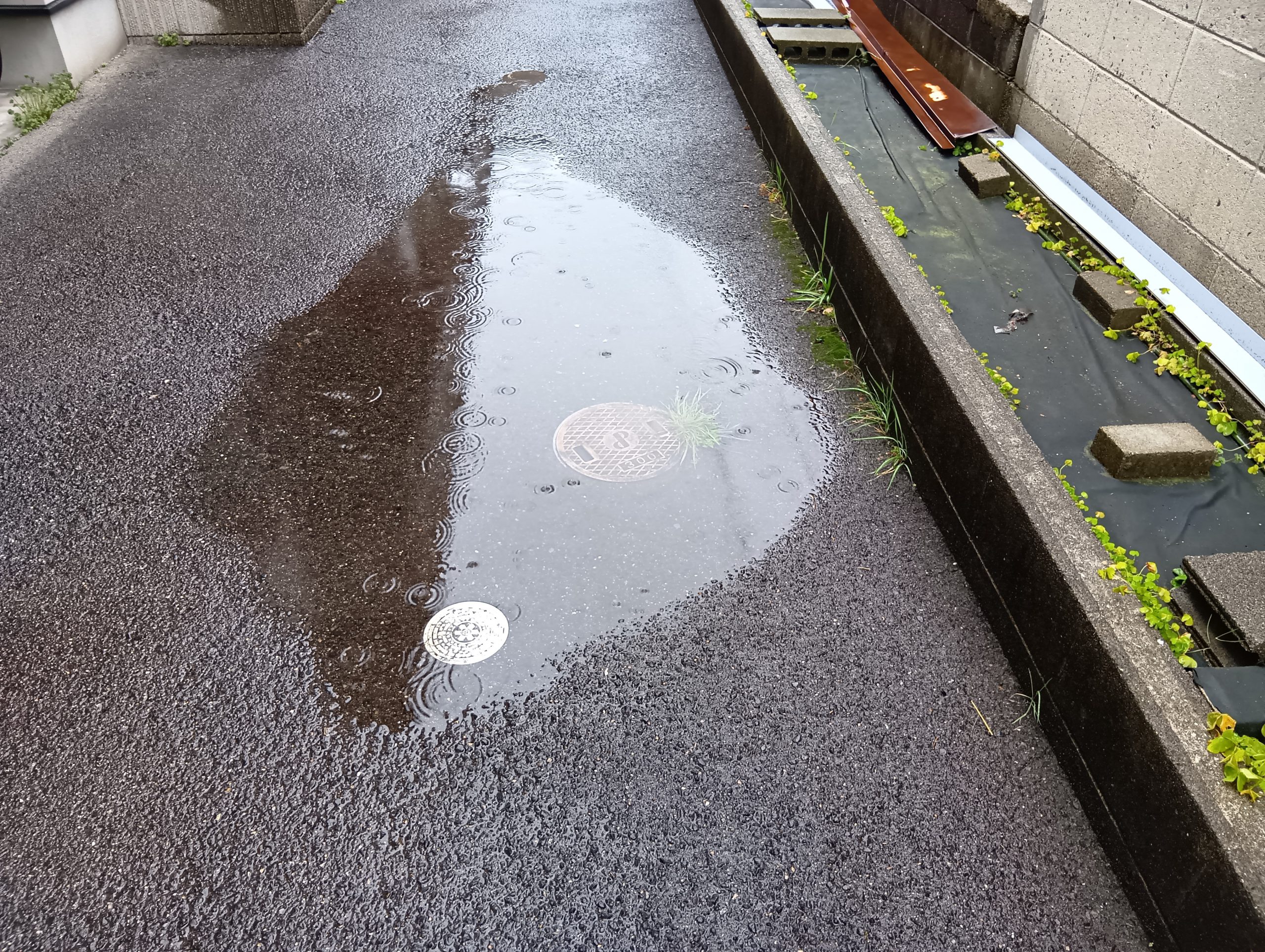 通路の水たまり、原因はフタ！？