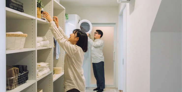 夫婦で片付けする様子