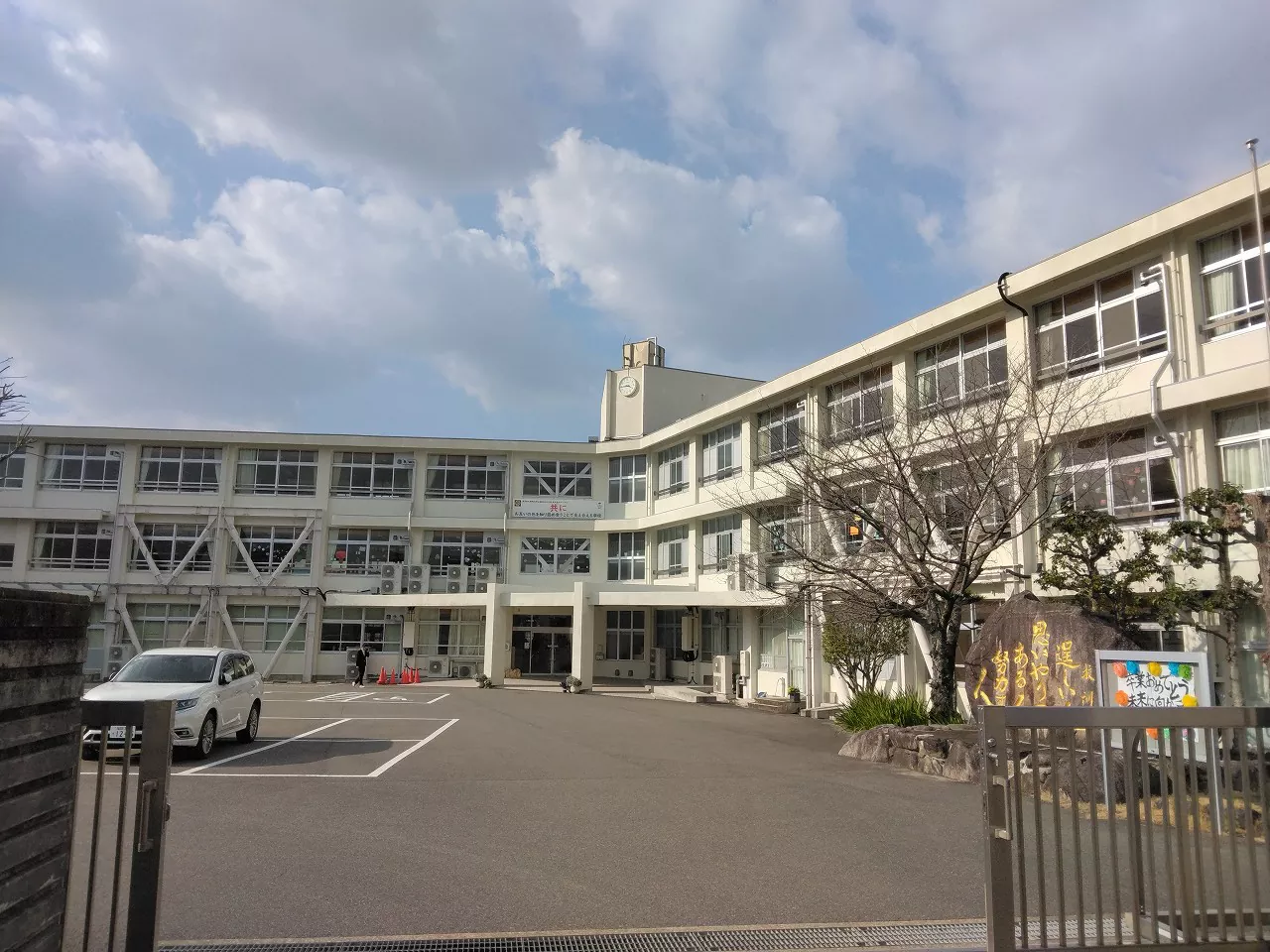 那珂川中学校まで650m徒歩6分。 昭和41年に設立された中学校です。 部活動にも力を入れている学校で、今年の中体連新人大会では、ソフトボール部、男子ソフトテニス部、女子卓球部、陸上部、水泳部が筑前地区大会への出場を果たしました。