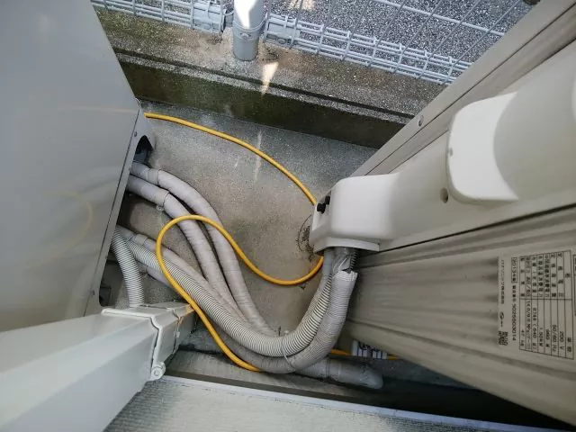 エコキュートのタンクとヒートポンプユニットが配管で繋がれている