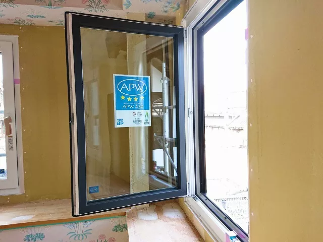 リフォーム中の窓が開いている様子