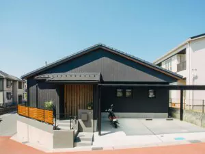 回遊動線でのびのび暮らす勾配天井のある平屋 ≪東広島市≫