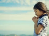 青空の下祈る子ども